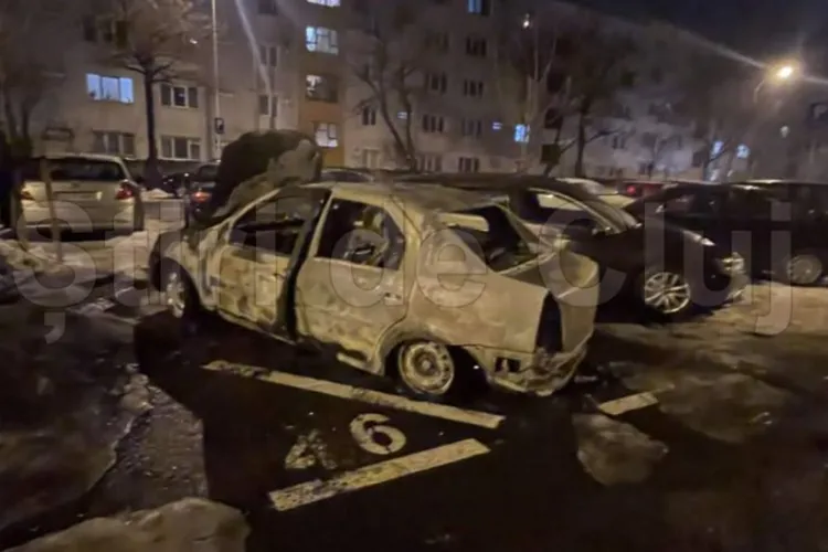 VIDEO! Imagini dramatice pe străzile Clujului, unde o mașină a luat foc cu șoferul în ea. Rănit, a fost dus la spital, iar mașinile din jur au luat foc