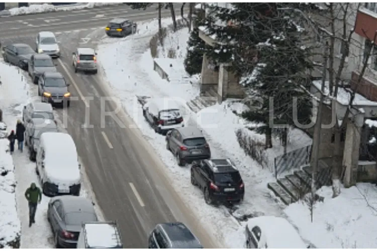 Haos în traficul din Cluj-Napoca! Mașinile părinților de la o grădiniță privată ocupă toată intersecția: „În fiecare dimineață și seară este așa” VIDEO