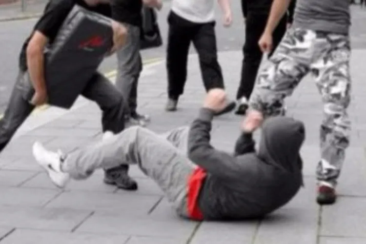 Scandal în plină stradă la Cluj! Un bărbat și două femei au bătut și amenințat oamenii de pe o stradă, martorii au rămas total îngroziți