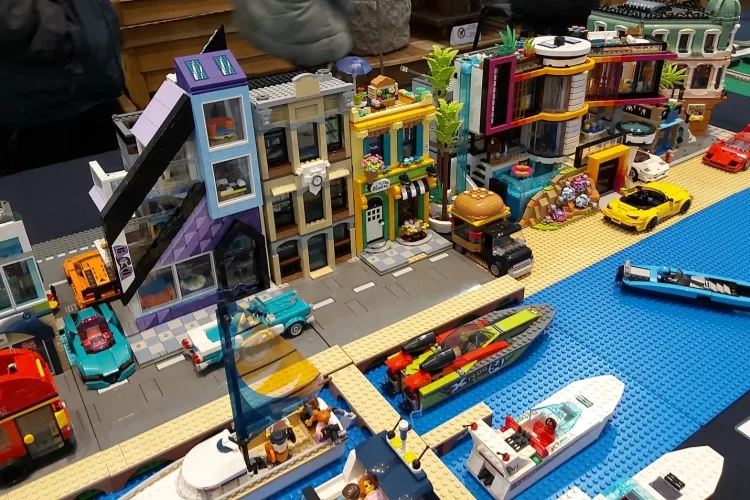 Cluj-Napoca devine orașul LEGO! Expoziția de Iarnă Brickenburg aduce diorame fantastice, vehicule spațiale și ateliere pentru copii și adulți