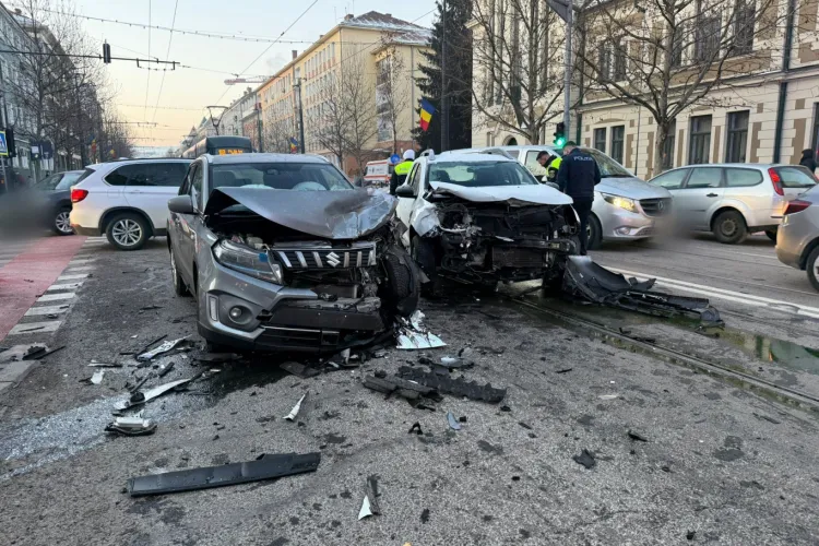 VIDEO. Trei victime în accidentul de pe strada Horea, din Cluj-Napoca: O femeie, un bărbat și o adolescentă, transportați de urgență la spital