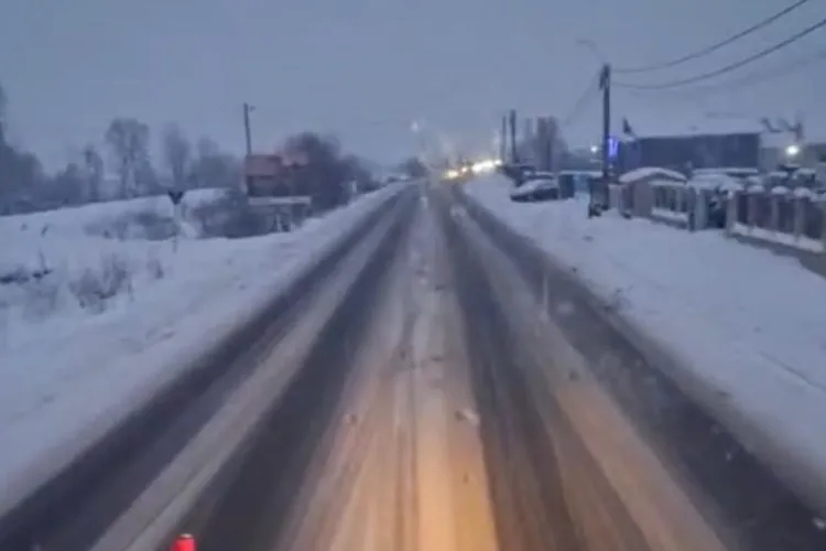 Pericol major pentru șoferii clujeni: Ploaie înghețată pe drumurile din Cluj, carosabil extrem de alunecos și intervenții dificile