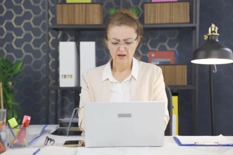 Pare real, dar e o capcană: Infractorii cibernetici folosesc site-uri clonă pentru a goli conturi și a fura identități