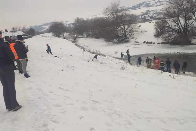 VIDEO. Cum s-a petrecut tragedia celor doi copii mici, verișori, căzuți în Someș când se dădeau pe derdeluș. „M-au sunat că mi-a murit copilul”