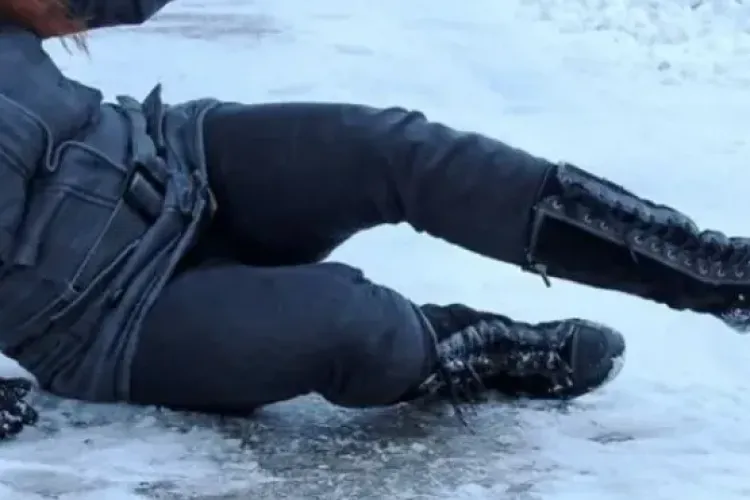 Iarna „ia prin surprindere” curțile școlilor din Cluj-Napoca! Elevii din Cluj, în pericol de accidentare din cauza trotuarelor înghețate