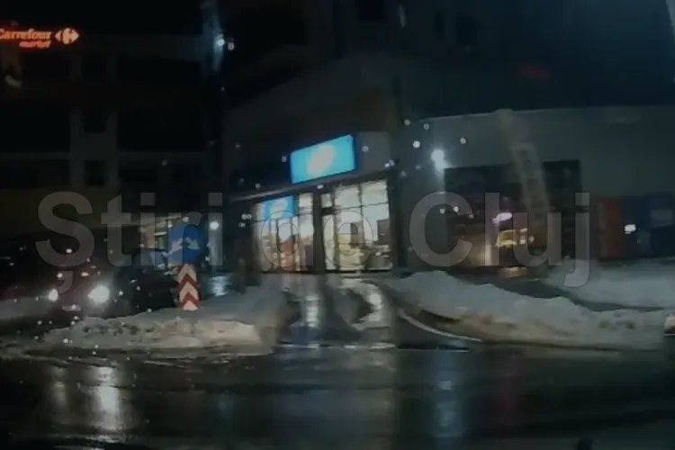 VIDEO. Șoferița din Cluj, „rachetă” în sensul giratoriu: „Era să intru în ea. Am frânat atât de brusc că s-a oprit și filmarea la camera de bord”