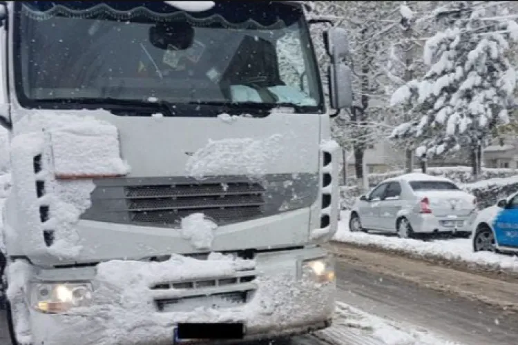 Haos într-o parcare din Cluj-Napoca! Un TIR a fost blocat din cauza unei mașini parcate pe trotuar: „Circulația a fost blocată complet”