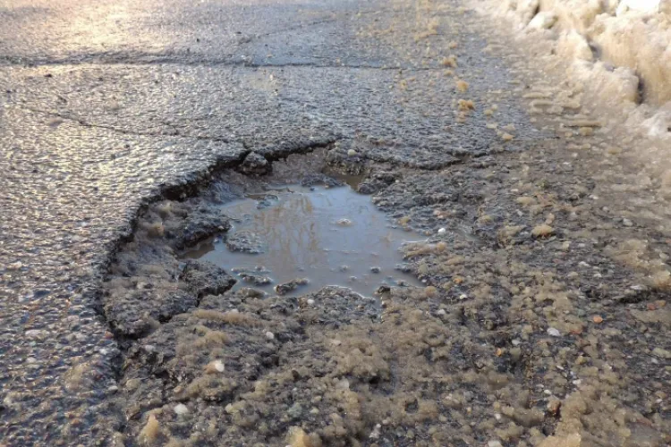 Groapă-capcană pe Calea Turzii! Șoferii cer intervenția autorităților: „Se lovește mașina acolo”