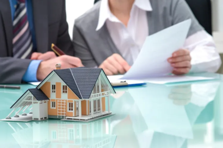 Dezvoltatorii imobiliari nu o să mai poată „aburi” prea ușor clienții: Reguli noi impuse pe piața imobiliară! Ce vor fi obligați să le spună cumpărătorilor