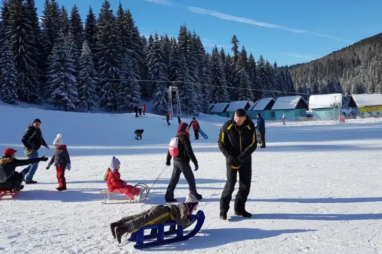 Vacanța de schi 2026: Când au elevii liber pentru a merge pe pârtii și care este calendarul pentru fiecare județ. Clujul începe primul!