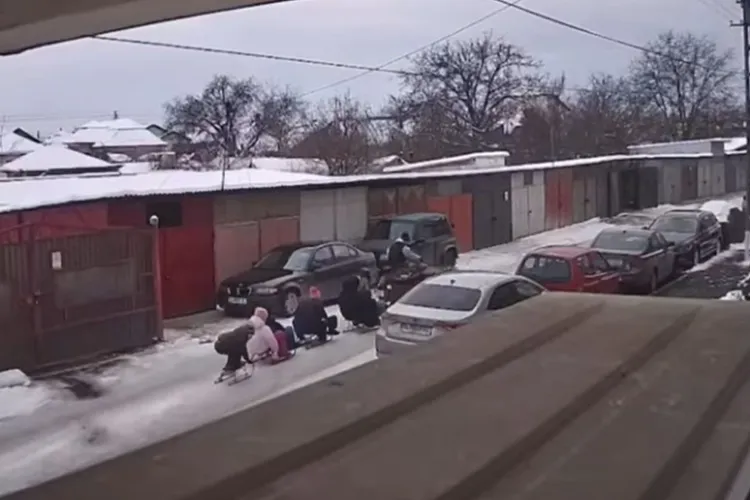 VIDEO. Inconștiență maximă pe un drum din Cluj. „Trenuleț” de sănii cu copii, tras de o motocicletă, fără să-i pese de pericol