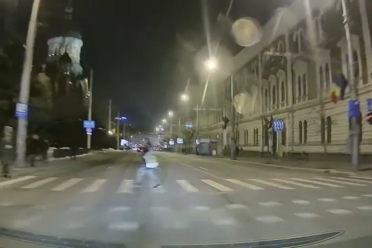 VIDEO. Vitezoman în inima Clujului! Pieton la un pas să fie lovit pe trecere, iar șoferul se apără: „Nu eu sunt de vină”