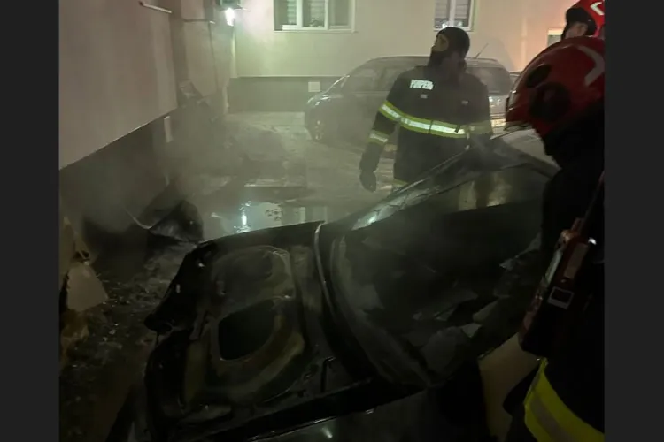 Incendiu neobișnuit în județul Cluj. Mai multe mașini s-au aprins una de la alta. A fost afectat și un bloc aflat în apropiere