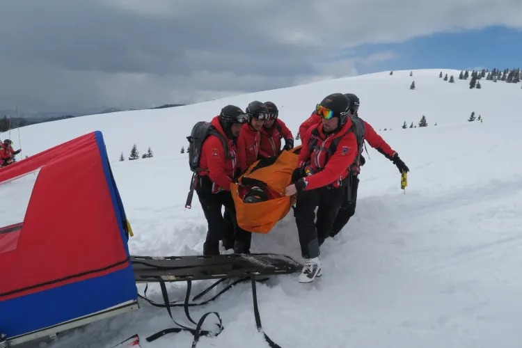 O persoană a fost găsită fără suflare la munte! Salvamontiștii nu au mai putut face nimic. Alte 7 persoane au fost transportate de urgență la spital 