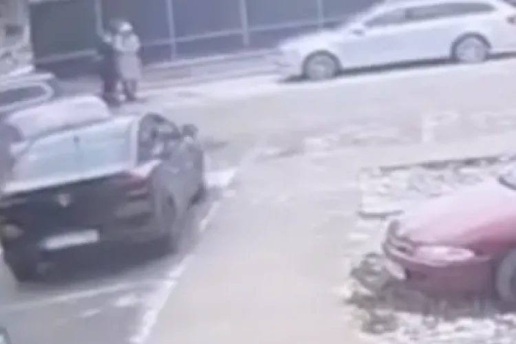 Nemulțumiri în Cluj-Napoca din cauza unei parcări folosite ca spațiu privat! Zeci de mașini blochează accesul public: „Este abuziv ocupată”