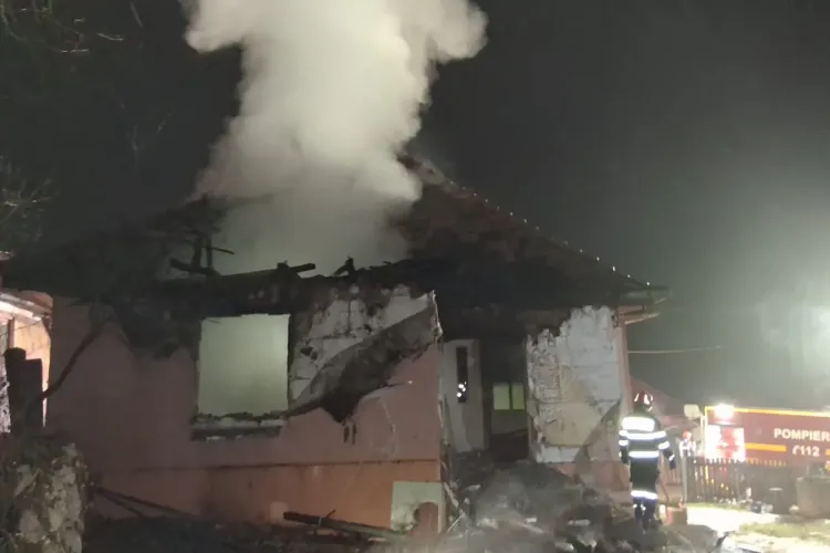 Un incendiu de proporții a lăsat azi-noapte o familie de clujeni fără casă, în mijlocul iernii. De la ce a pornit focul și cum să vă protejați de tragedii