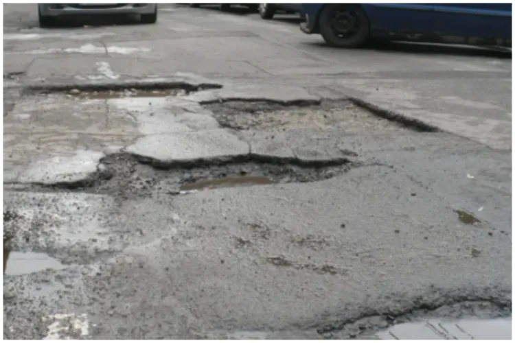 Tăietura Turcului este sub asediul gropilor! Șoferii sunt forțați să circule pe un drum „ca după bombardament”: „Este într-o stare deplorabilă”