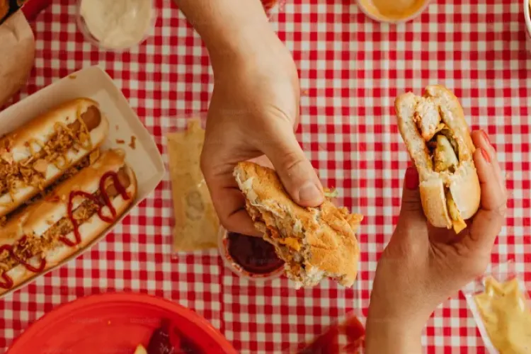 Un medic trage un semnal de alarmă. Mâncarea din magazine e făcută să creeze dependență: „Dacă nu vă puteți opri din mâncat, nu este vina voastră”