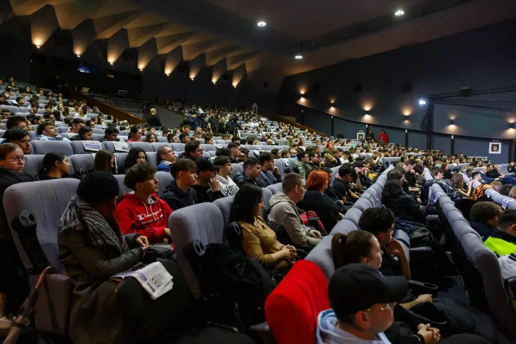 Peste 600 de liceeni clujeni, puși față în față cu accidentele rutiere! Mesaj dur al prefectului: „Responsabilitatea în trafic salvează vieți”