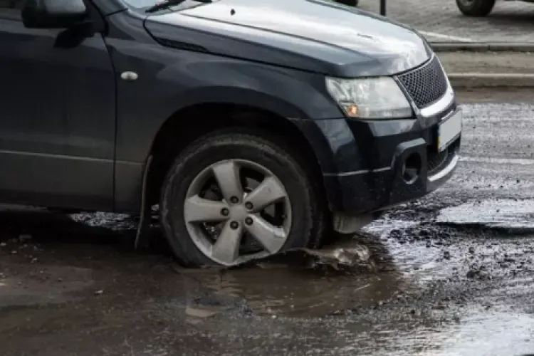 Situație alarmantă pe o stradă din Cluj-Napoca! Pietonii sunt puși în pericol de gropi și noroi: „Traversarea zonei este problematică”