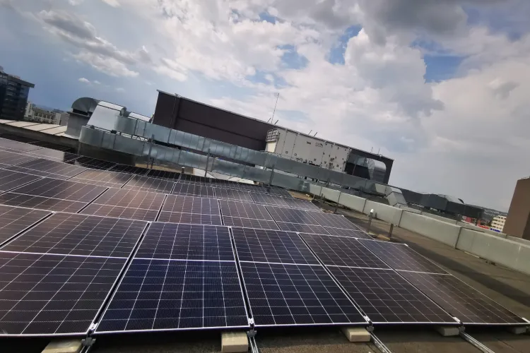 Investiție în energia verde  în Cluj! Mai multe panouri fotovoltaice montate pe un complex hotelier din Cluj: Care energie se poate genera