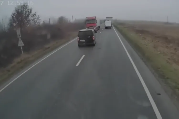 VIDEO LIVE: 7 oameni au murit într-un accident produs azi, după ce șoferul unui microbuz a intrat în depășire. Urmărește LIVE momentul devastator