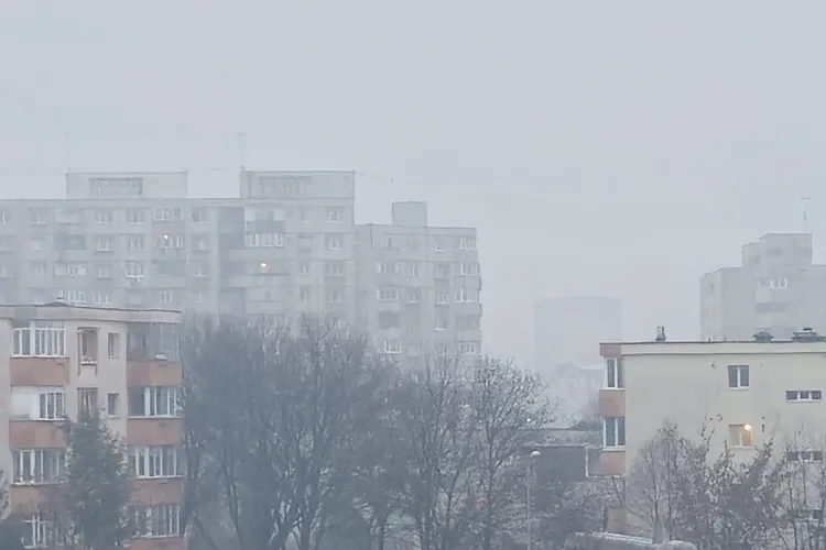 Ceață ca o „perdea” peste Cluj! Vizibilitate sub 50 de metri în Cluj-Napoca și mai multe localități
