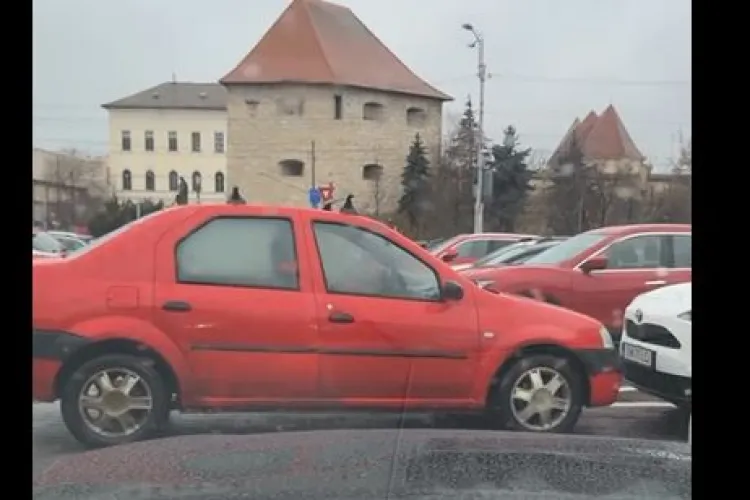 VIDEO Cum a ajuns o mașină fără șofer să blocheze circulația în parcarea din Piața Cipariu, Cluj-Napoca 