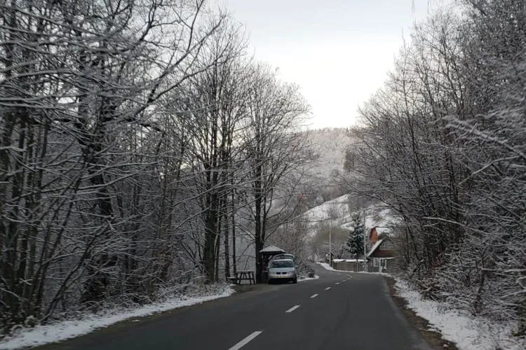 Drumurile județene din Cluj, sub control: Intervenții masive de deszăpezire și combatere a poleiului în plină iarnă. Ce loturi sunt vizate