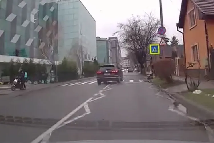 VIDEO Gest revoltător al șoferului unui bolid Touareg: a pus în pericol o mamă cu copilul în cărucior la o traversare din Cluj-Napoca