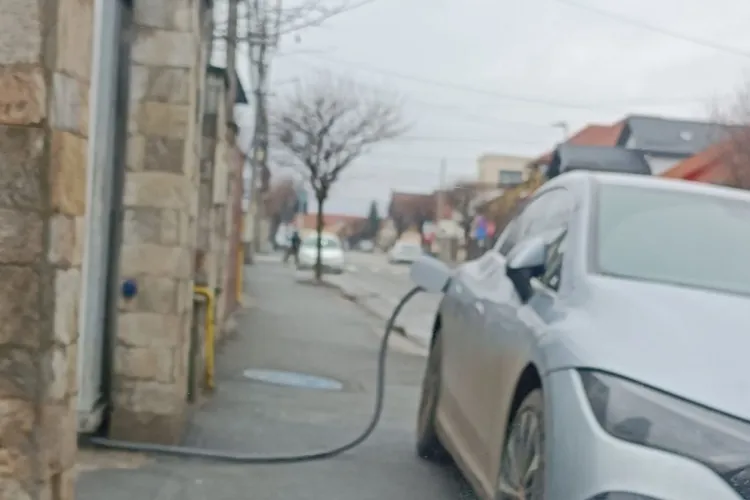 Trotuar transformat în priză publică, în Cluj-Napoca: Mașinile electrice sunt încărcate printre pietoni, cu cabluri lăsate la vedere. „Aveți grijă!”