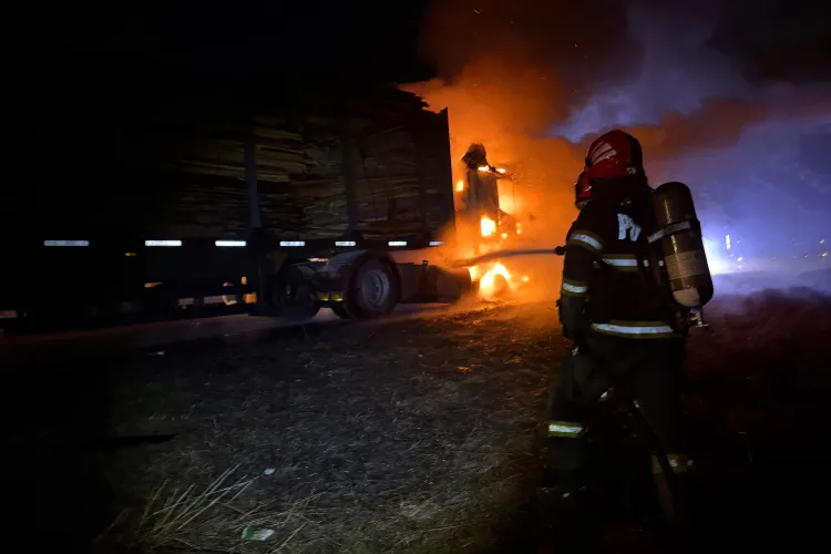 Un TIR plin cu lemne a luat foc în această dimineață pe centura Vâlcele-Apahida. Forțe impresionante mobilizate pentru a preveni o tragedie- FOTO