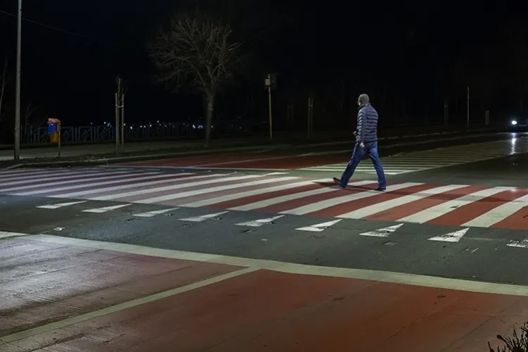 Pericol maxim pentru pietoni pe o stradă din Cluj: Șoferii merg cu viteză, trecerea de pietoni e neiluminată, locuitorii cer soluții urgente