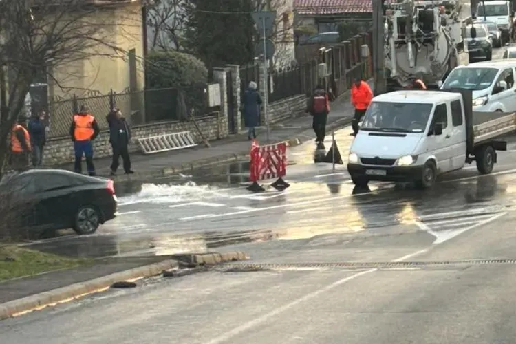 Încă o avarie pe o stradă din Cluj-Napoca. Un clujean e extrem de nemulțumit de situație: „De cinci ore curge apa, cine plătește consumul?”