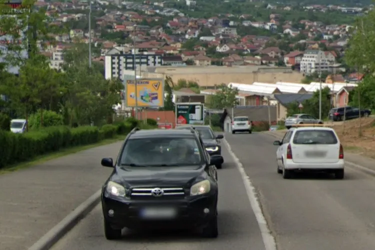 Tot mai mulți șoferi clujeni se plâng că își distrug mașinile în gropile de pe Tăietura Turcului: „Orașul de 7 stele arată de parcă ar fi fost bombardat!”