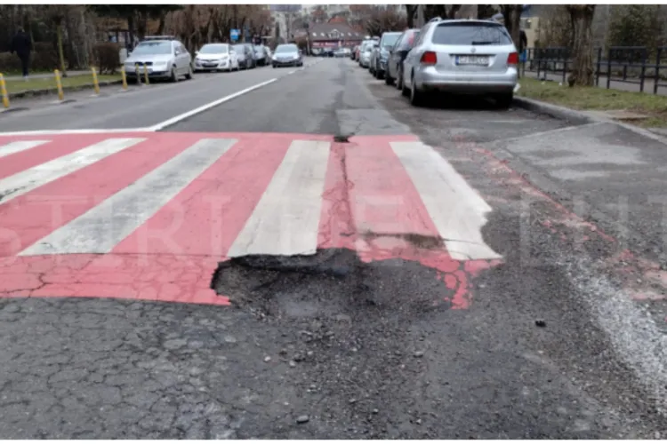 Un clujean dă de pământ cu Emil Boc: „Problemele au ajuns intolerabile!” Gropile din oraș, „noua atracție” a orașului FOTO 