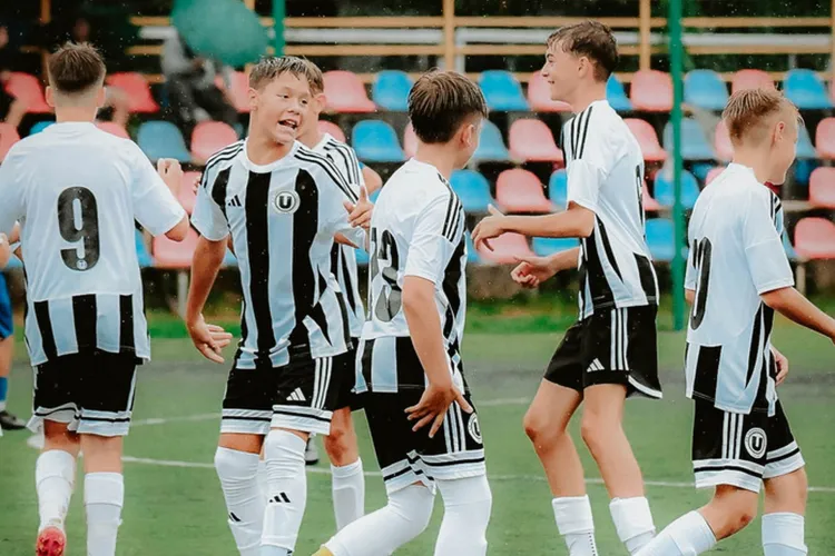Copiii pasionați de fotbal din Cluj-Napoca au șansa să ajungă la Universitatea Cluj. Academia „Șepcilor Roșii” este mult peste cea a rivalei din Gruia