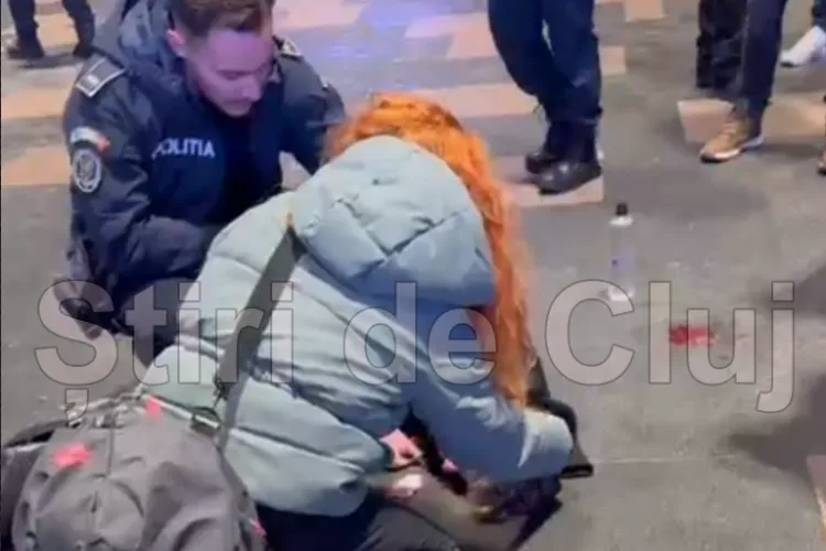 VIDEO. Scene șocante în seara asta în fața Iulius Mall Cluj: Adolescent bătut crunt și lăsat la pământ. Agresorul a fugit, victima a fost dusă la urgență