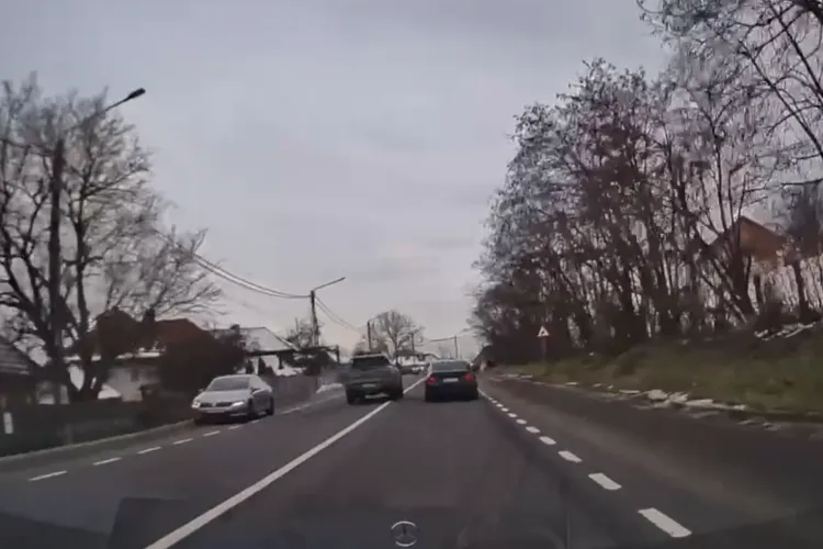 VIDEO. Șofer inconștient depășește la Cluj ca un dement: „Cel puțin trei mașini de pe contrasens era să lovească. Cei ca el omoară nevinovați”