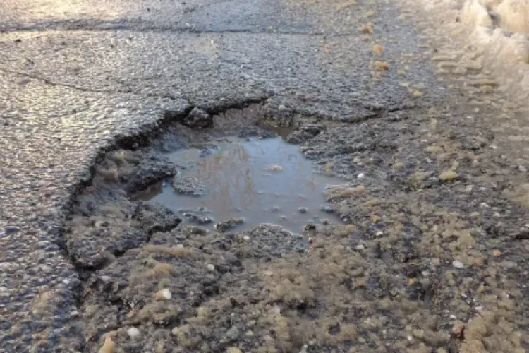 După zăpadă, multe gropi se arată! Clujenii se plâng de un drum plin de capcane pe o stradă din Cluj-Napoca 