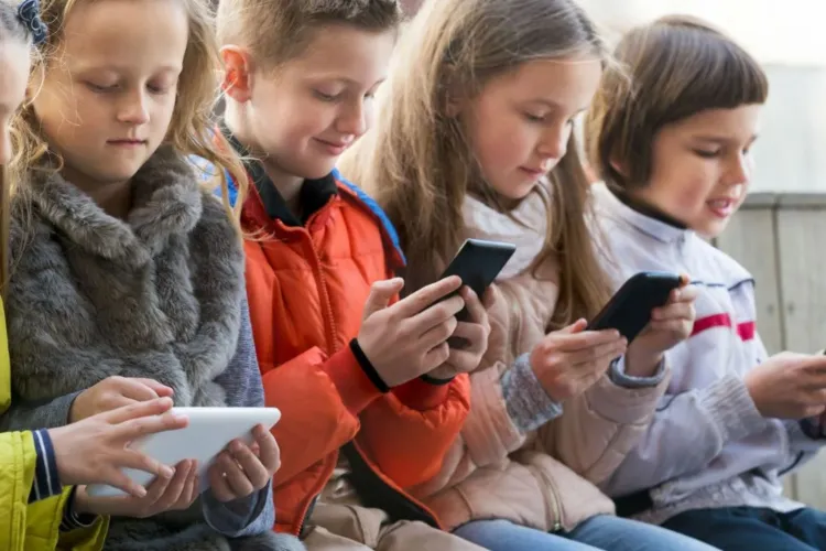 Organizația Salvați Copiii vrea să interzică total accesul minorilor sub 13 ani pe internet: Căt de predispus e copilul tău la depresie sau anxietate