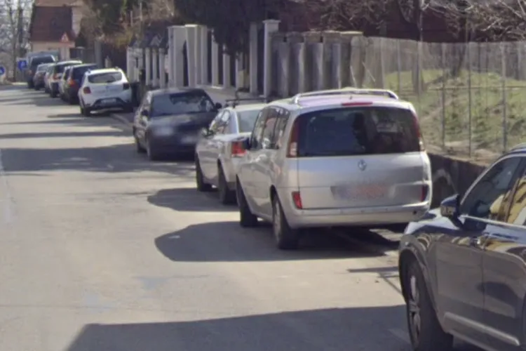 Haos pe trotuarele din Cluj-Napoca: Mașinile parcate neregulamentar fac pietonii să circule printre mașini, punându-le viața în pericol