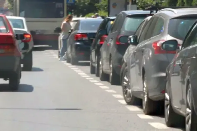  Pericol pentru șoferi și ambulanțe! O stradă din Cluj-Napoca a fost transformată într-o parcare pentru mașini: „Sunt parcate pe ambele benzi”