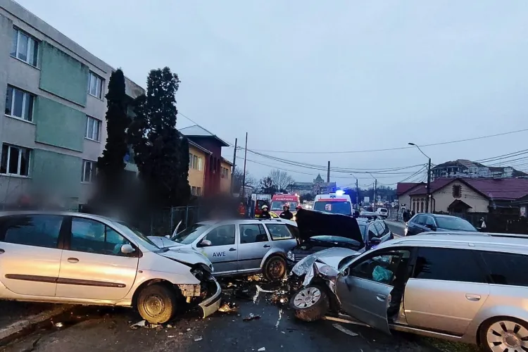 DEZASTRU. Accident cu cinci mașini în după-amiaza asta: Două clujence au fost transportate de urgență la spital- FOTO