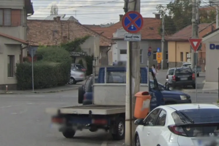 Haos pe o stradă din Cluj! Parcările ilegale blochează o bandă întreagă de mers: „Degeaba vine poliția și îi amendează, că a doua zi sunt la loc!”