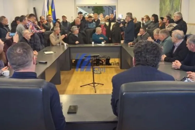 Revoltă în comuna Baciu din Cluj! Locuitorii s-au dus la ședința Consiliului Local să protesteze împotriva creșterii impozitului