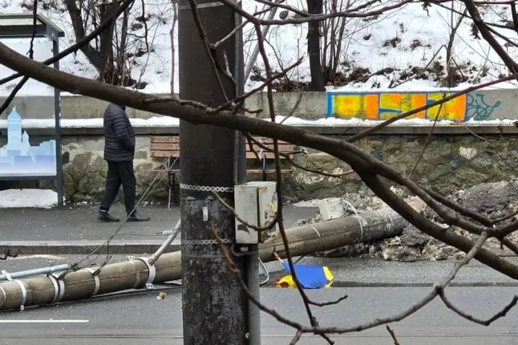 Intervenție rapidă din partea ISU Cluj atunci când un stâlp s-a prăbușit pe carosabil! Ce au descoperit pompierii la fața locului