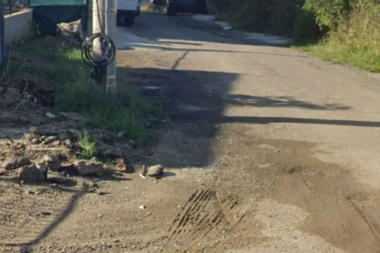 Nervi întinși la maximum pe o stradă din Cluj-Napoca: „Trăim în noroi, printre camioane de 20 de tone. Copiii abia mai ajung la școală”