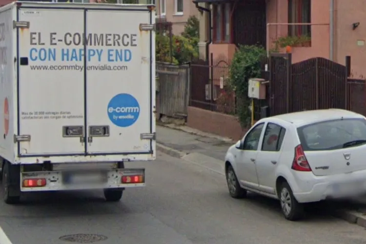 „Manevră” la care apelează un justițiar din Cluj pentru a găsi loc de parcare.  Face plângeri la Locală, după care „după două minute parchează pe trotuar”