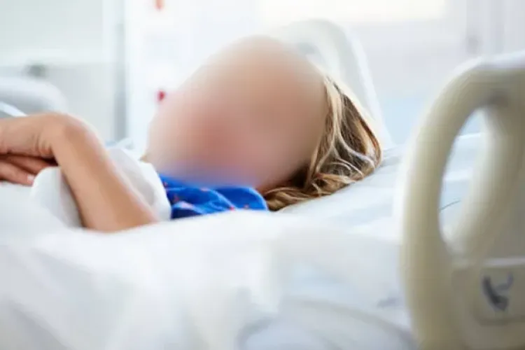 Cutremurător! Un copilaș de 5 ani a fost abuzat de 10 bărbați, inclusiv de tatăl său